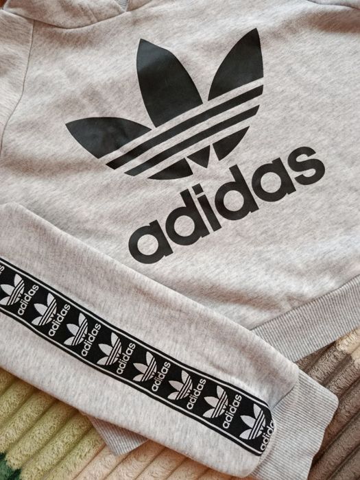 Сіре худі adidas, укорочене.
