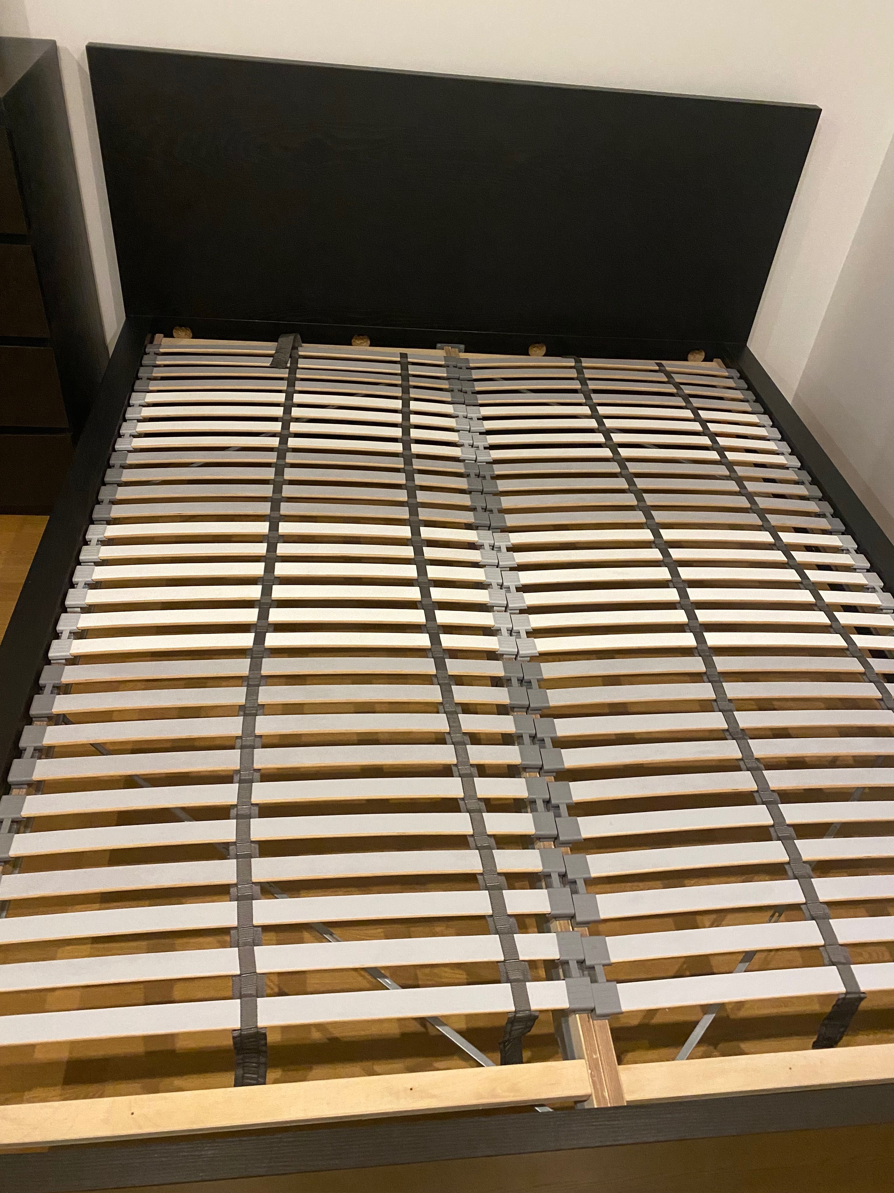 Cama de casal em preto ikea
