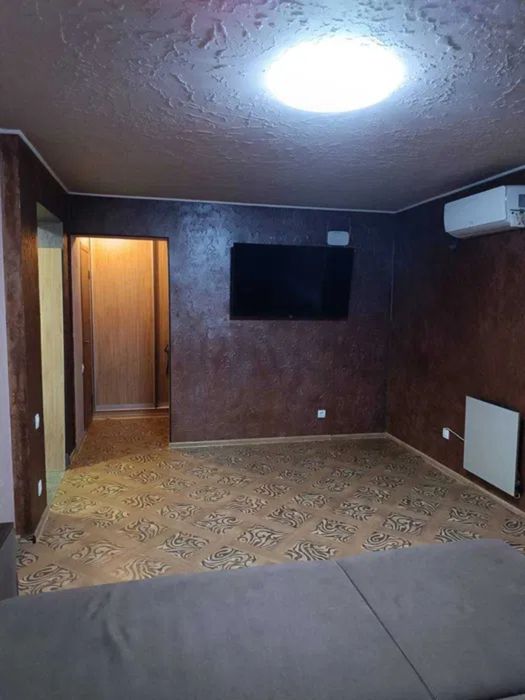 Продам чудову двокімнатну квартиру біля Епіцентру.