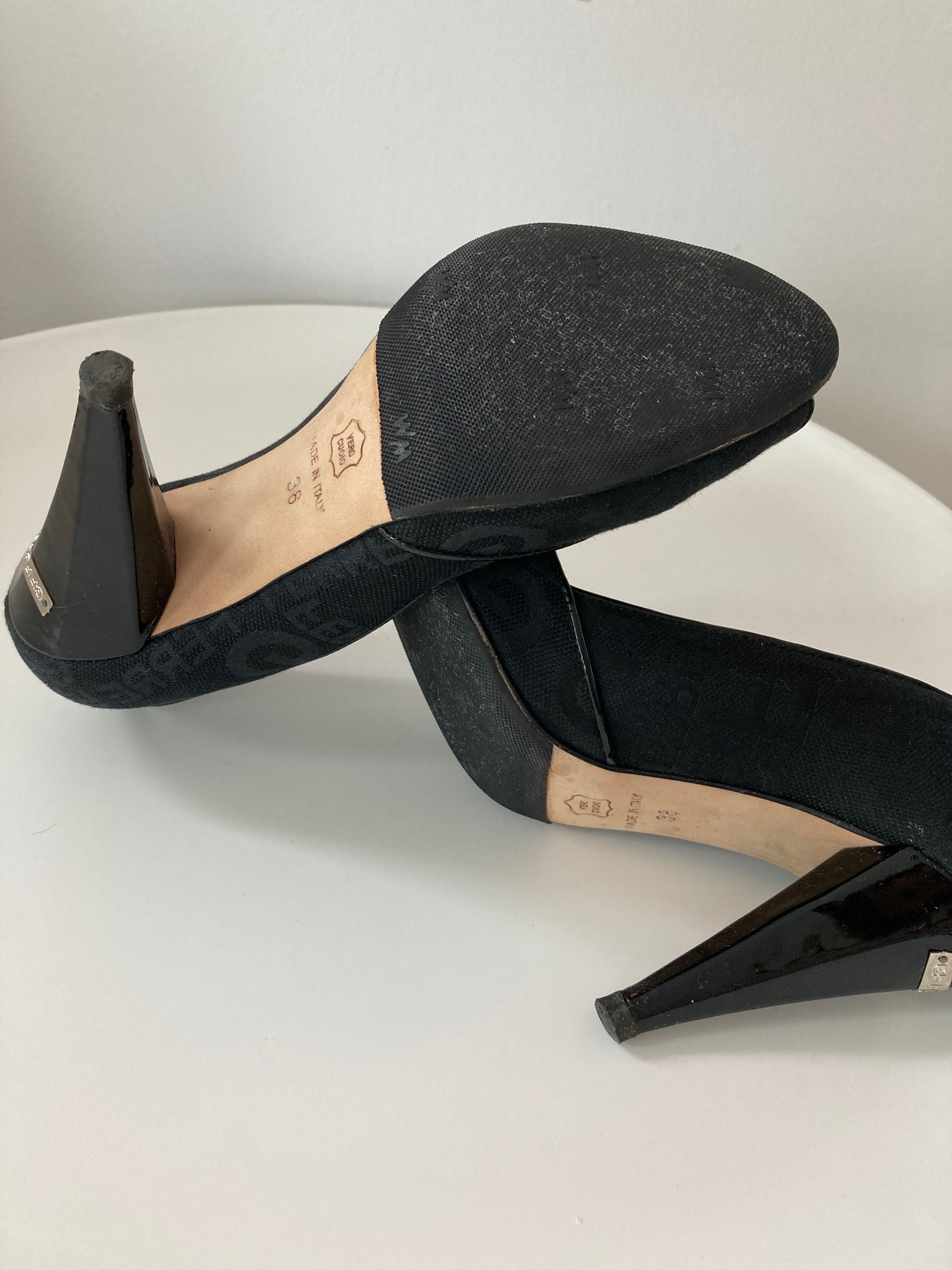 Buty Gianfranco Ferre r.38 czarne logowane pantofle czółenka