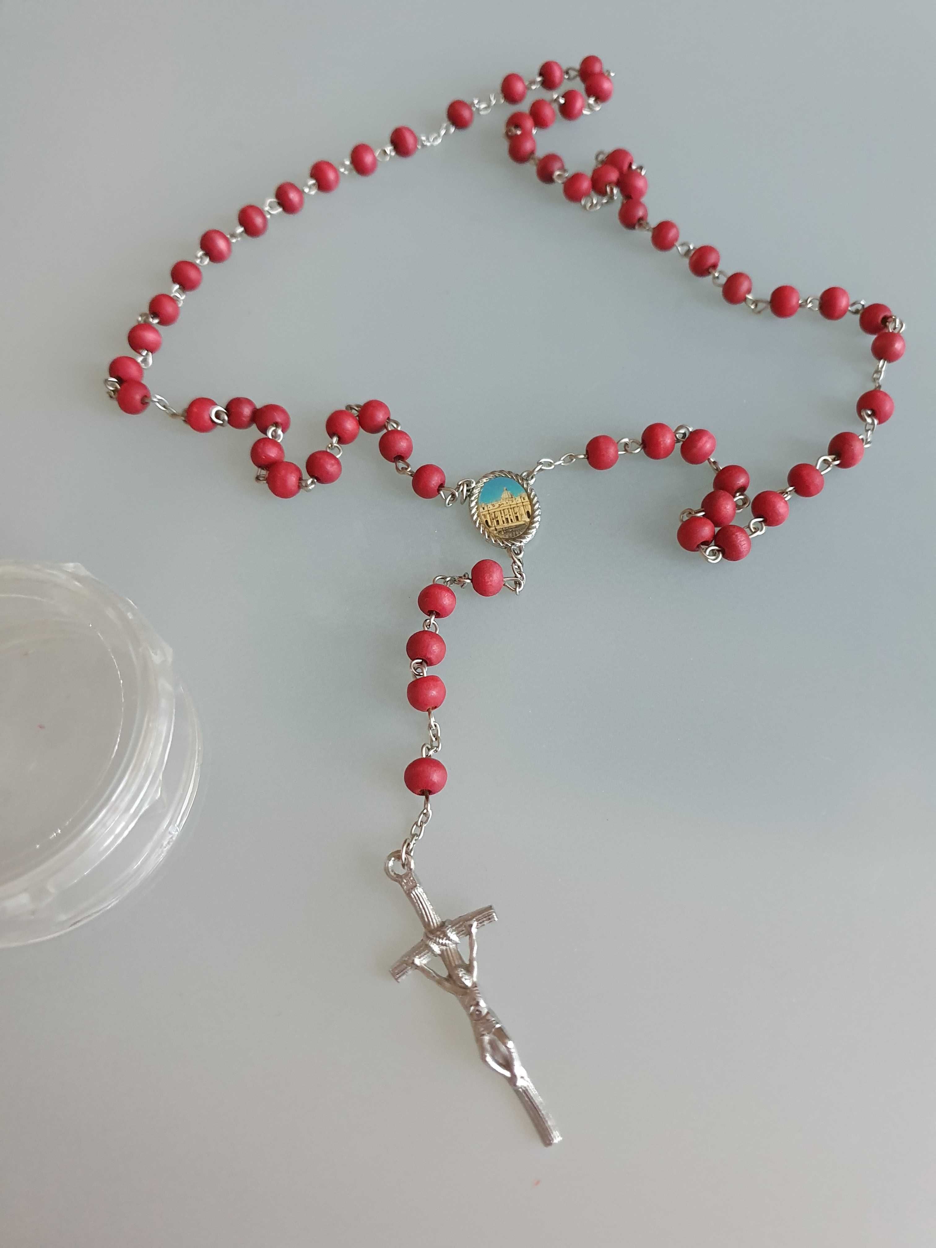 Różaniec z Watykanu z wizerunkiem papieża Franciszka