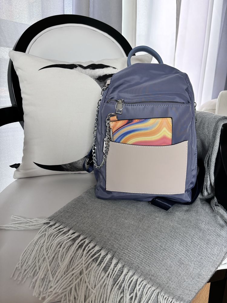 Mochila nova azul com etiqueta.