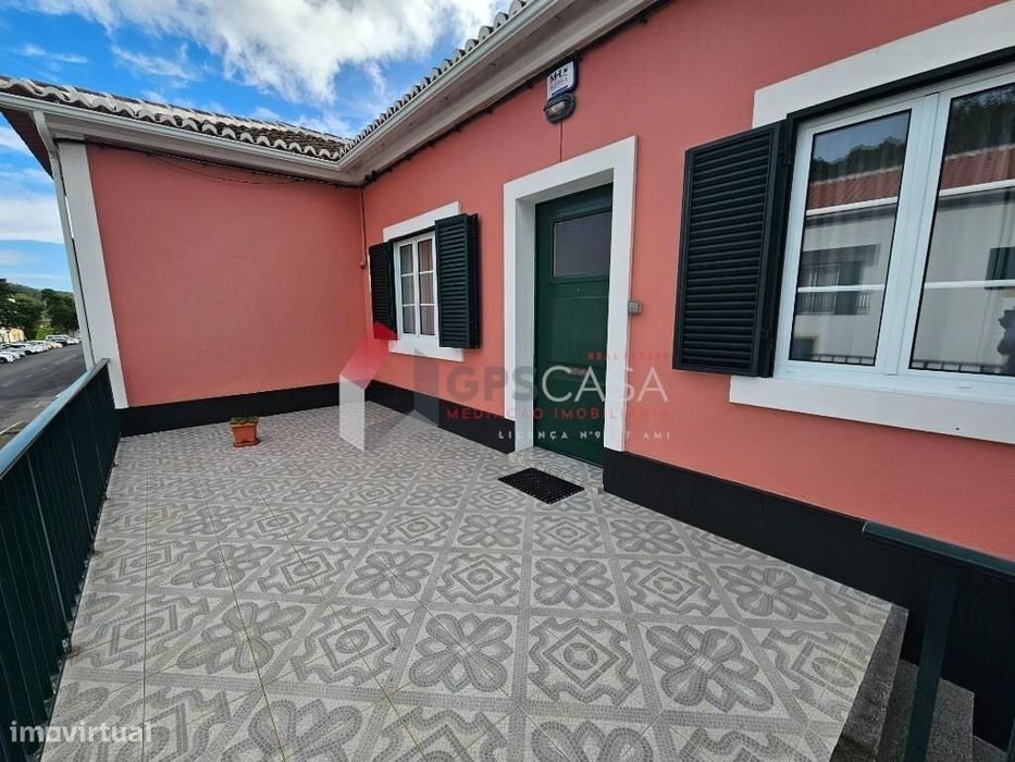 Moradia T3 com jardim e garagem, a poucos minutos do Centro da Praia d