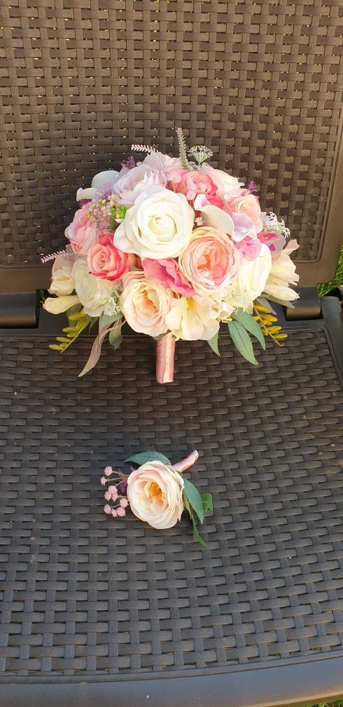 Ślubny bukiet z kwiatów sztucznych