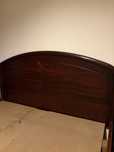 Cama de casal com mesas de cabeceiras e uma comoda