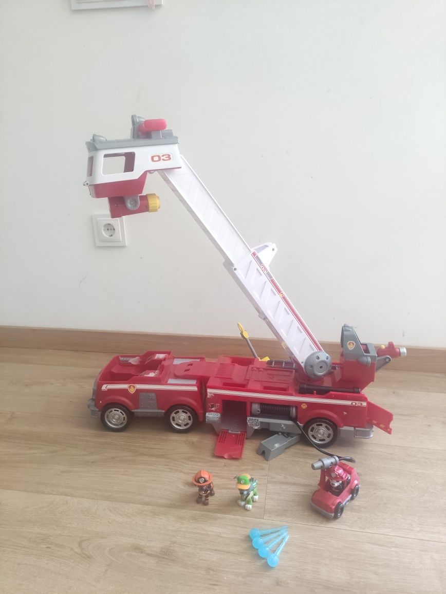 Camião bombeiros patrulha pata