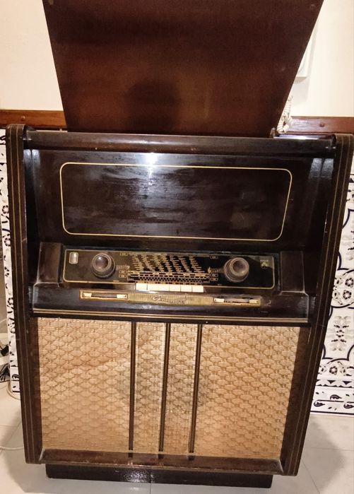 Radio Grunding com giradiscos