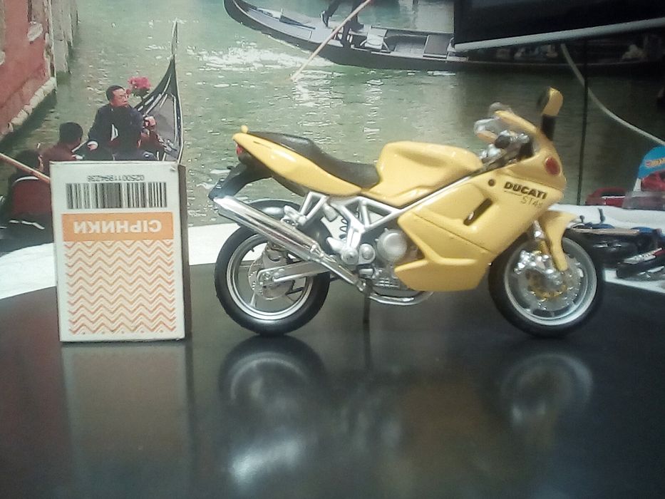 Мотоцикл из коллекции игрушка для детей или коллекция для взрослых