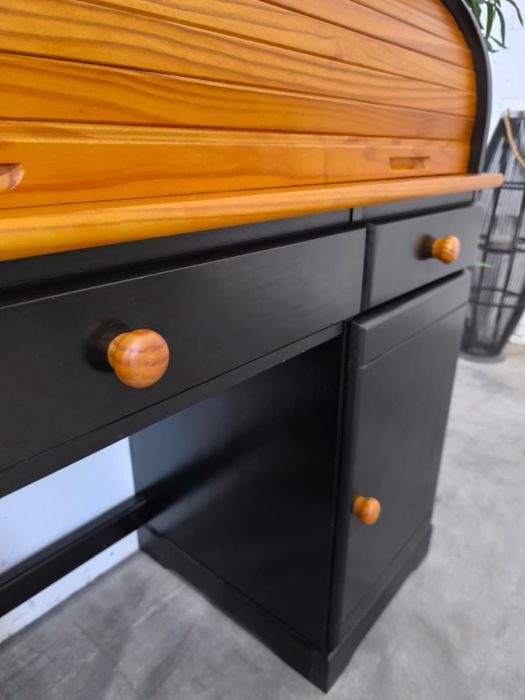 Bardzo ładny drewniany sekretarzyk. Dowóz