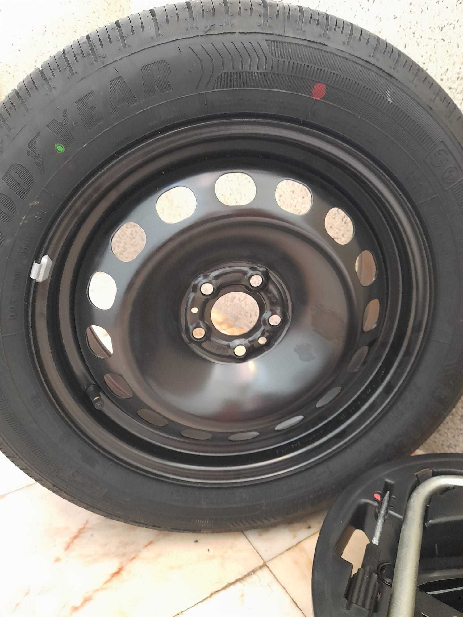 Pneu GOODYEAR NOVO (com conjunto de ferramentas e Macaco)