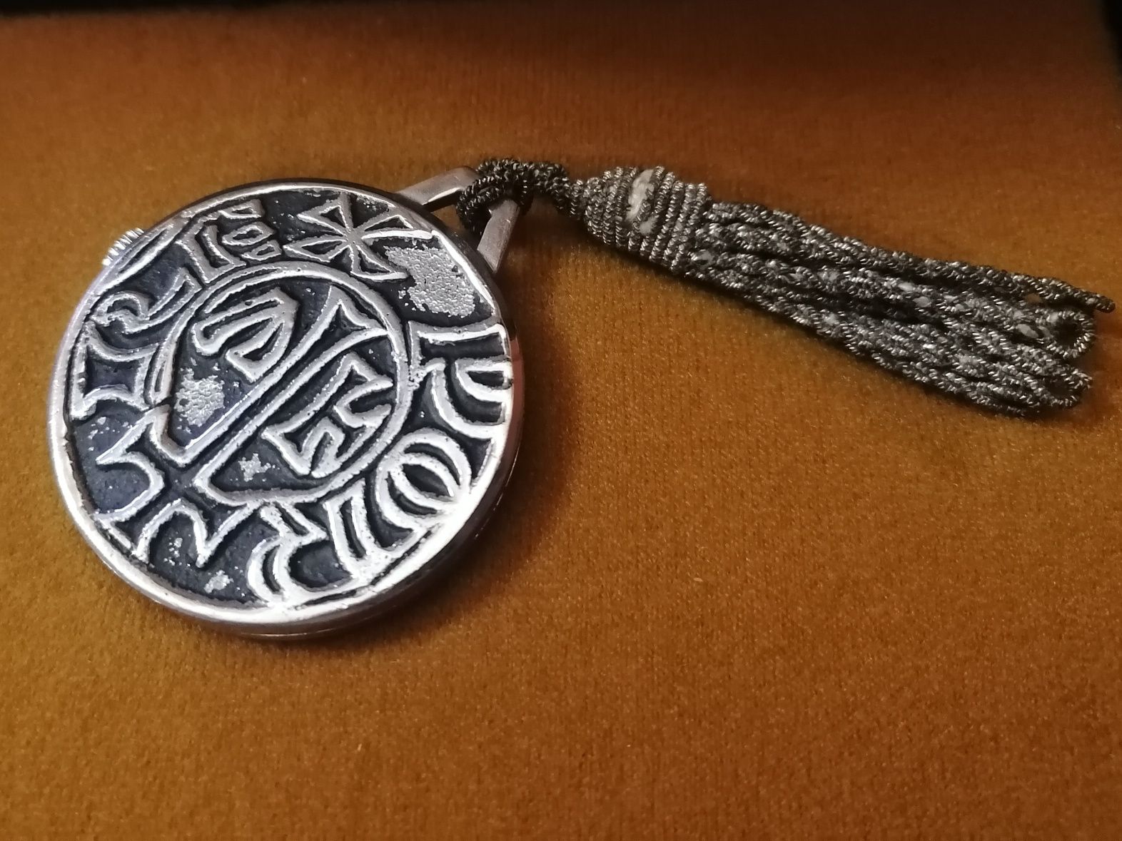 Relógio com relevo de moeda