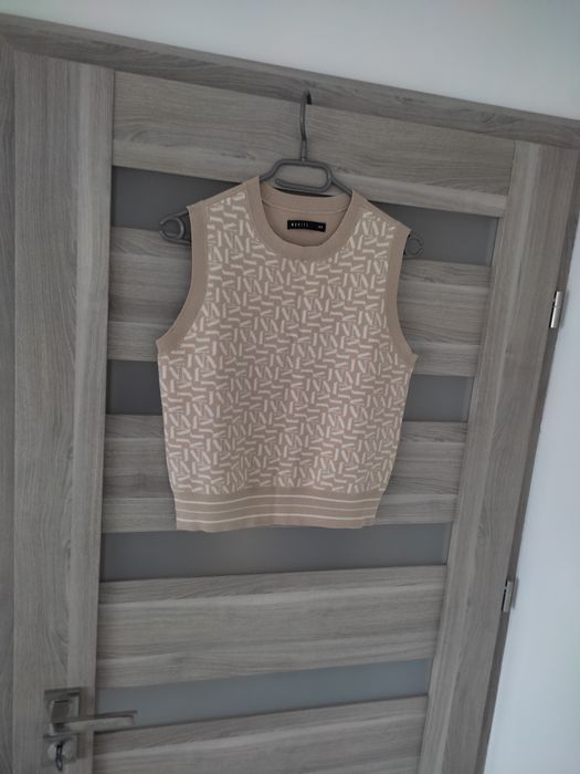 Beżowa kamizelka o krótszym kroju roz xs/S Mohito