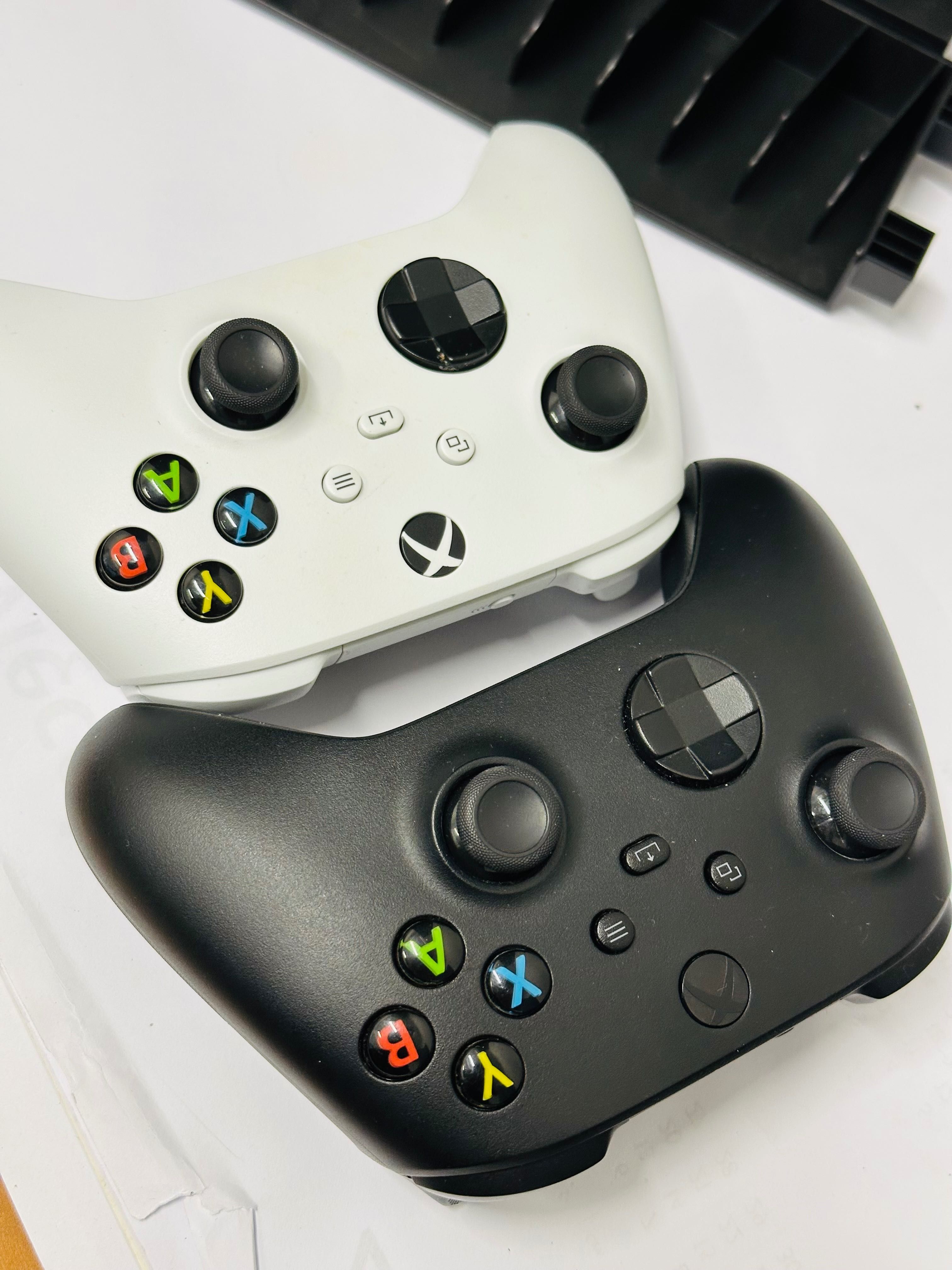 Konsola X Box Series X 1TB + 2 pady + stacja dokująca Stan idealny!