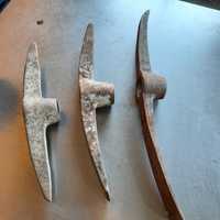 Picareta de ferro antigo. Ferramenta de mão primitiva bilateral.