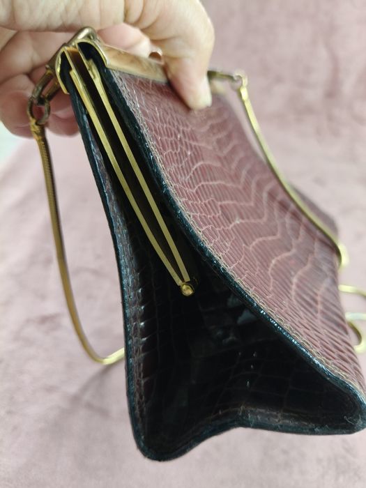 Elegancka torebka vintage ze złotym łańcuszkiem 35