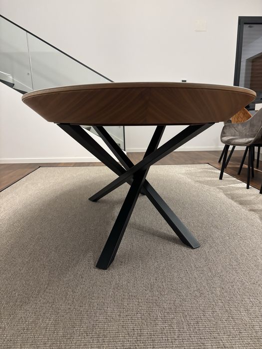 Mesa de jantar oval com tampo fixo revestido a cerâmico branco/cinza