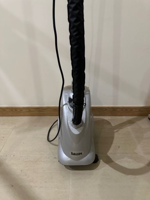 Ferro a vapor de engomar na vertical