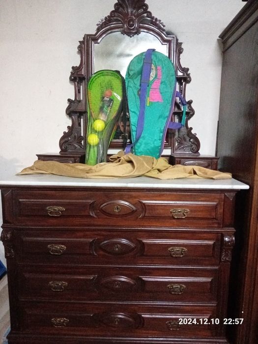 Móveis, comoda,  acho que é pau santo, antigo, bom estado