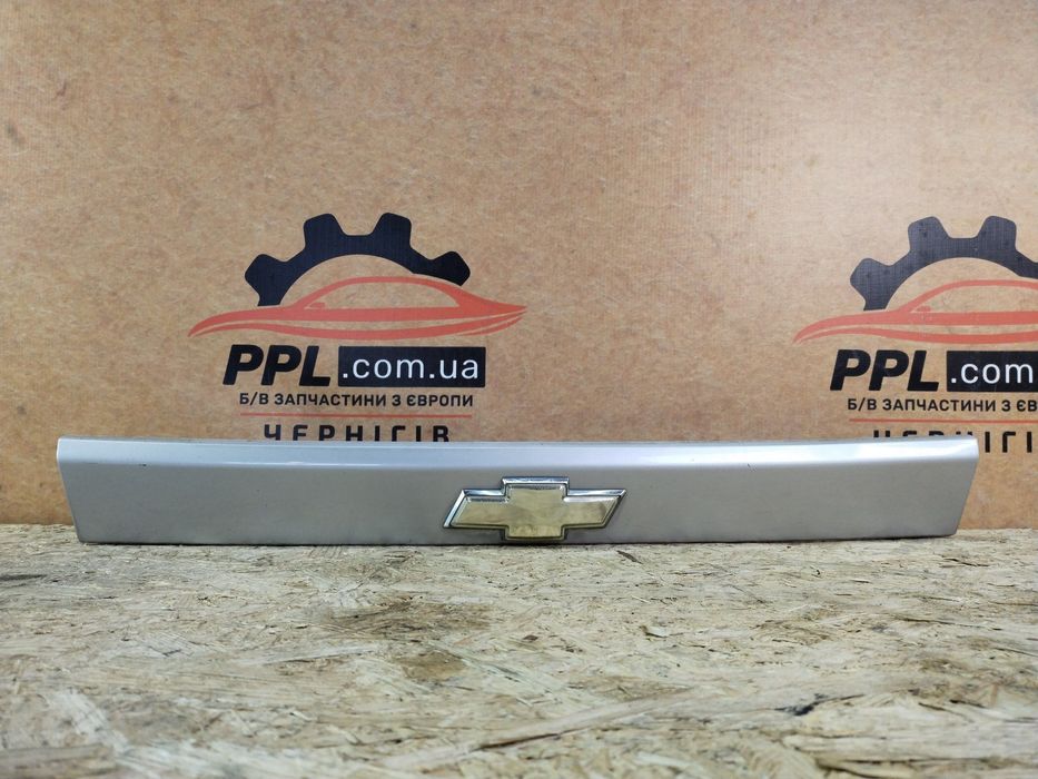 Chevrolet Aveo T250 05-11 хэтчбек Накладка крышки багажника 96404952