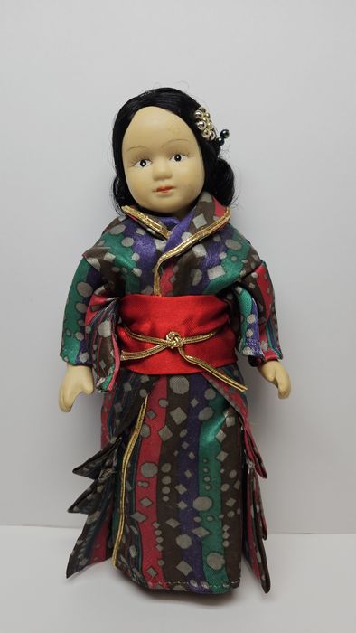 Вінтажна азіатська порцелянова ляльк. Статуетка. Фарфор. Лялька.