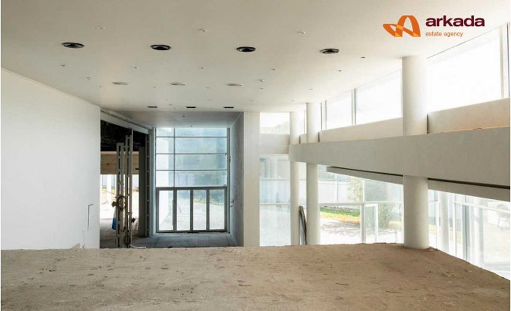 Просторе комерційне приміщення по вул. Євгена Коновальця