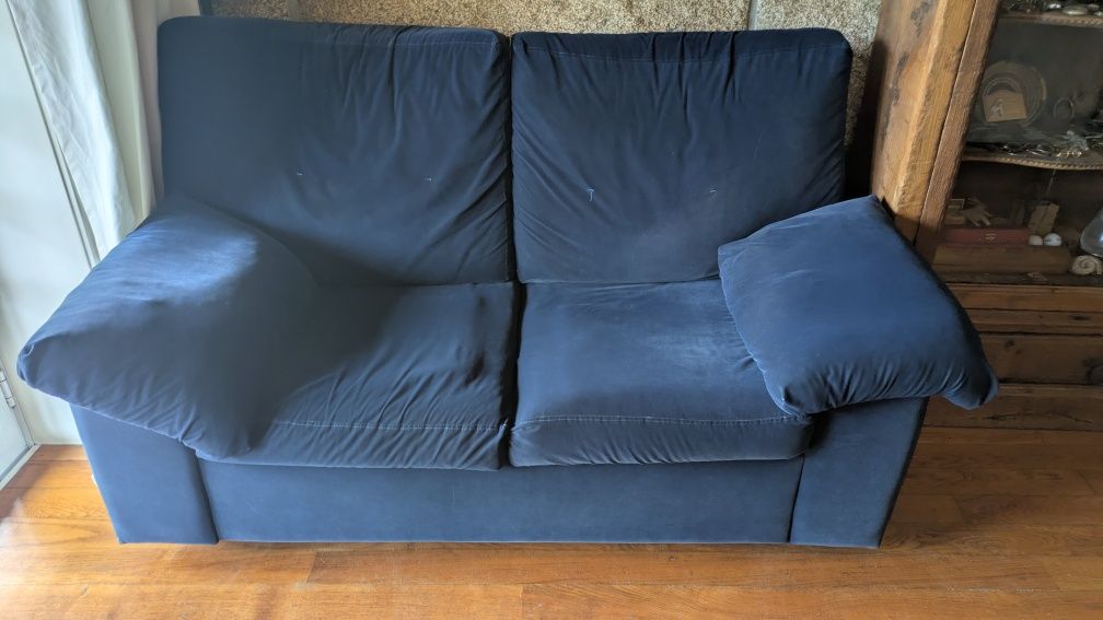 Sofá 2 lugares. Com cama para 1 pessoa