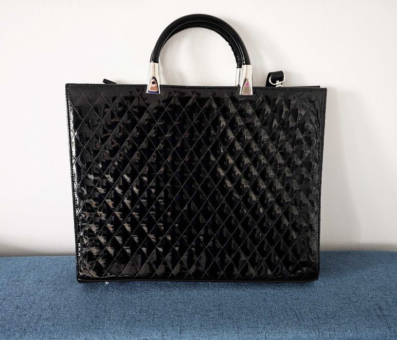 Czarna lakierowana elegancka torba