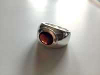 Lindo anel em prata da lei 925 com uma pedra vermelha