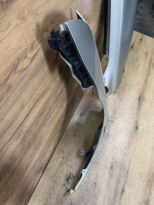 Błotnik przedni lewy prawy Toyota Avensis T25 kolor 1c0