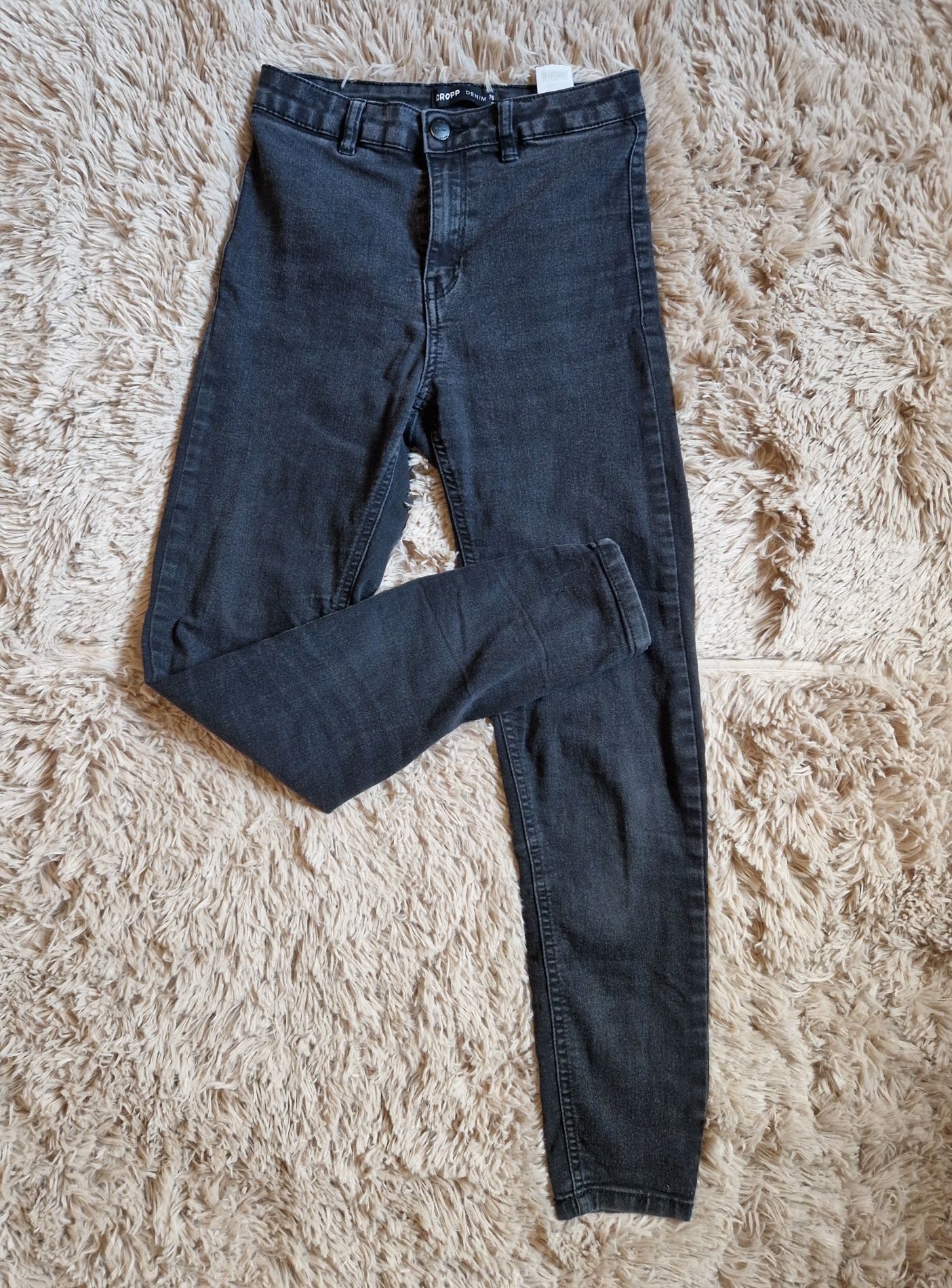 Czarne spodnie Cropp Denim, rozmiar 36, z elastycznego materiału,