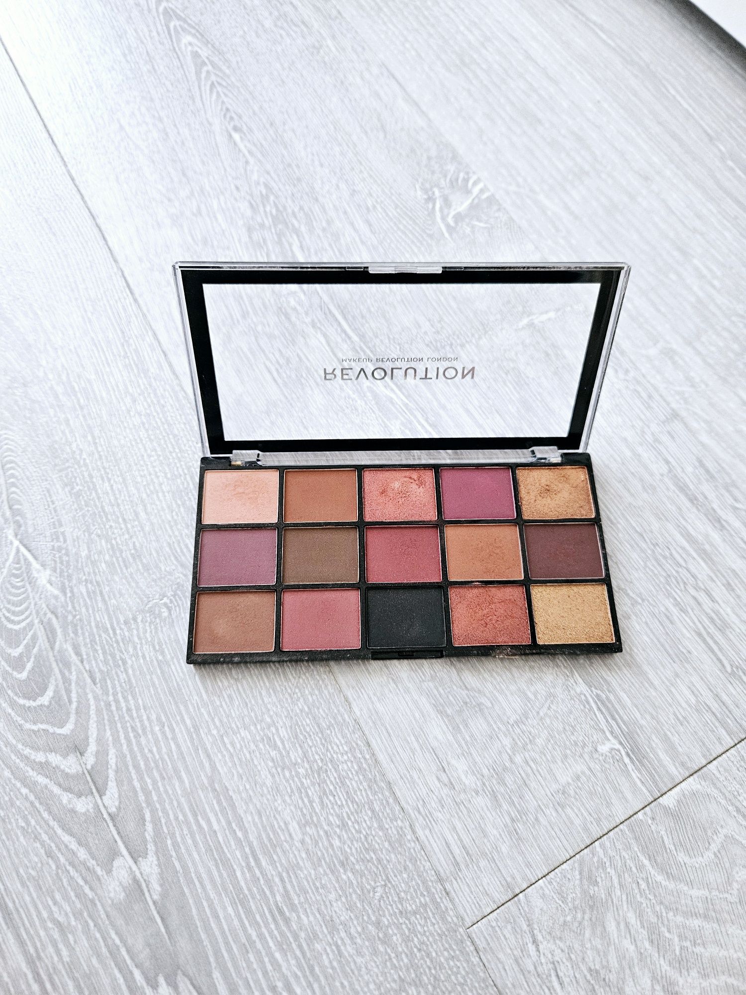 Paleta cieni Revolution Reloaded Newtrals 3