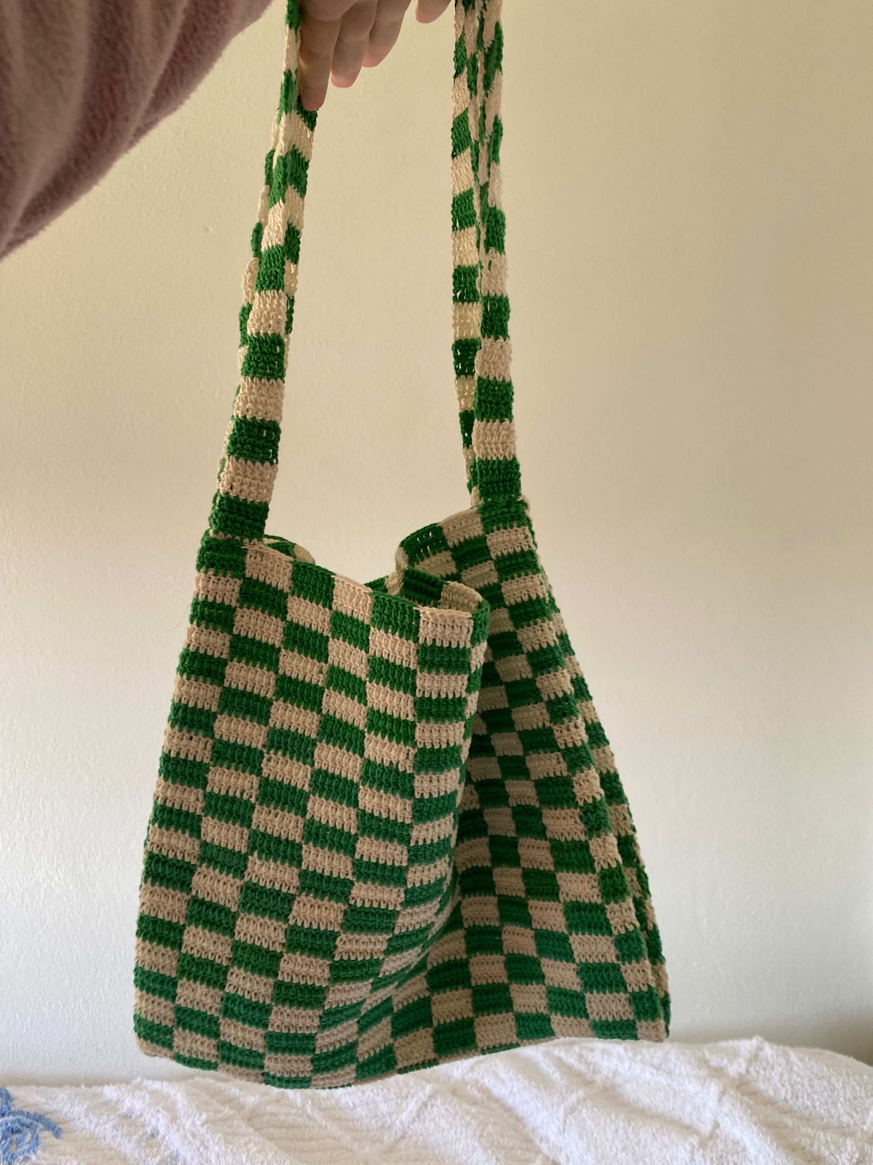 mala em crochet aos quadrados verde e branca