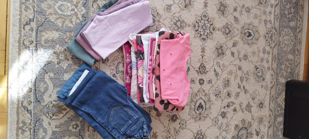 Bluzki, spodnie, bluzy, legginsy na dziewczynkę 128