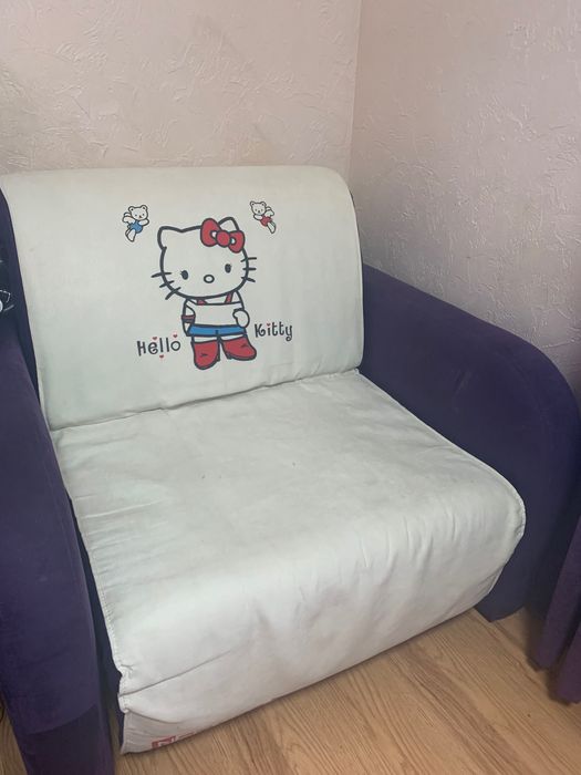 Крісло, стіл, шафа, поличка у кімнату дівчинки