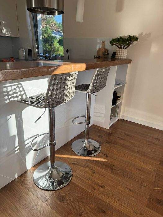 Krzesła barowe hokery beżowo szare Westwing Gaudi Beige Komplet 2 szt