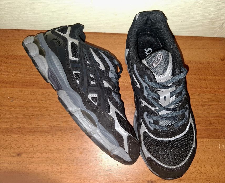 Нові чоловічі кросівки asics