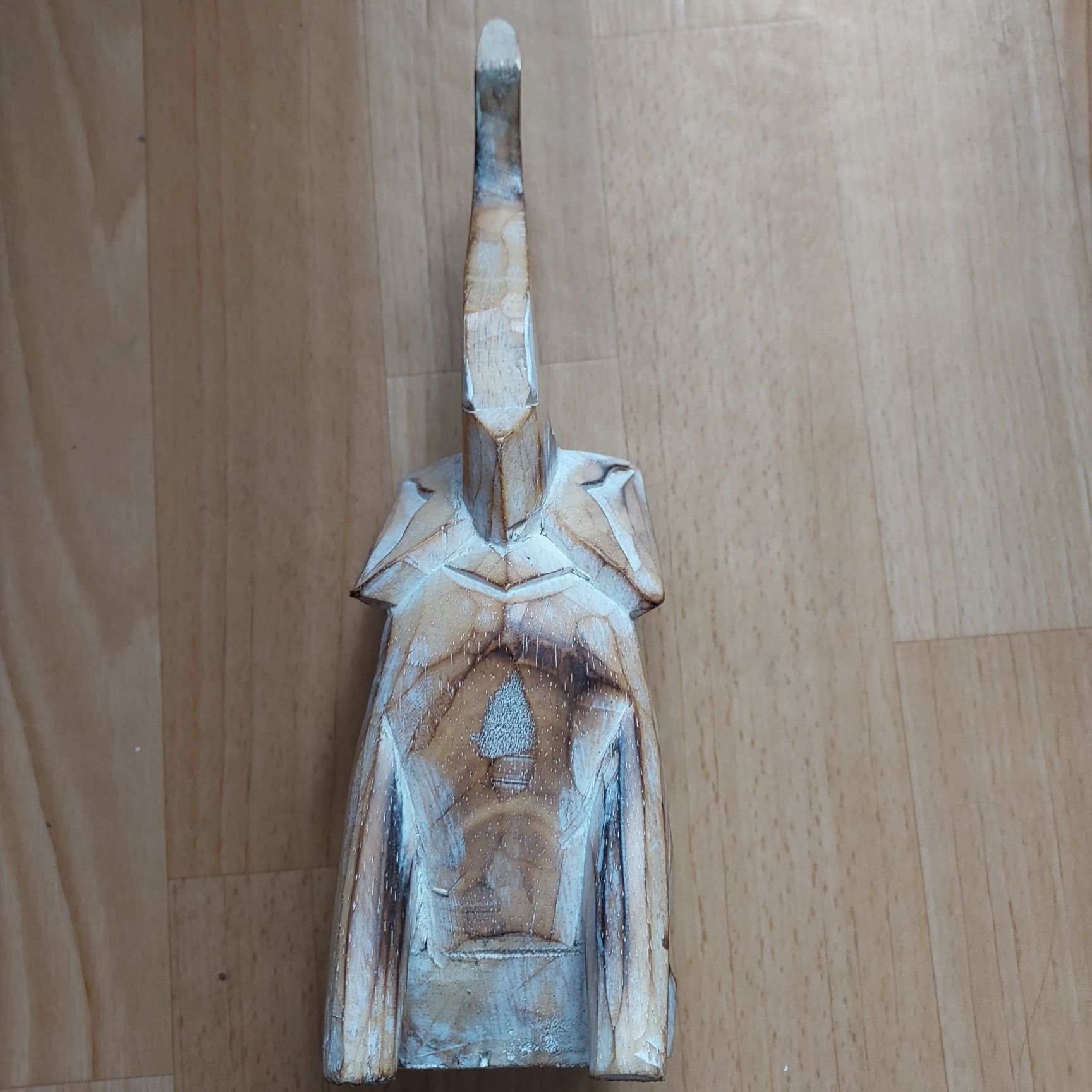 Słoń wyrzezbiony w drzewie, wys 15 a z trąbą 25cm,