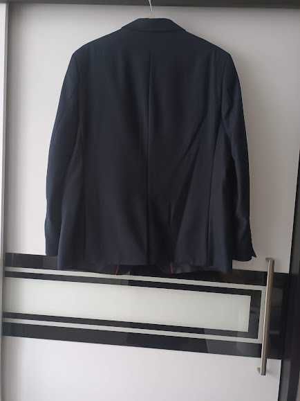 Garnitur męski, dwuczęściowy.