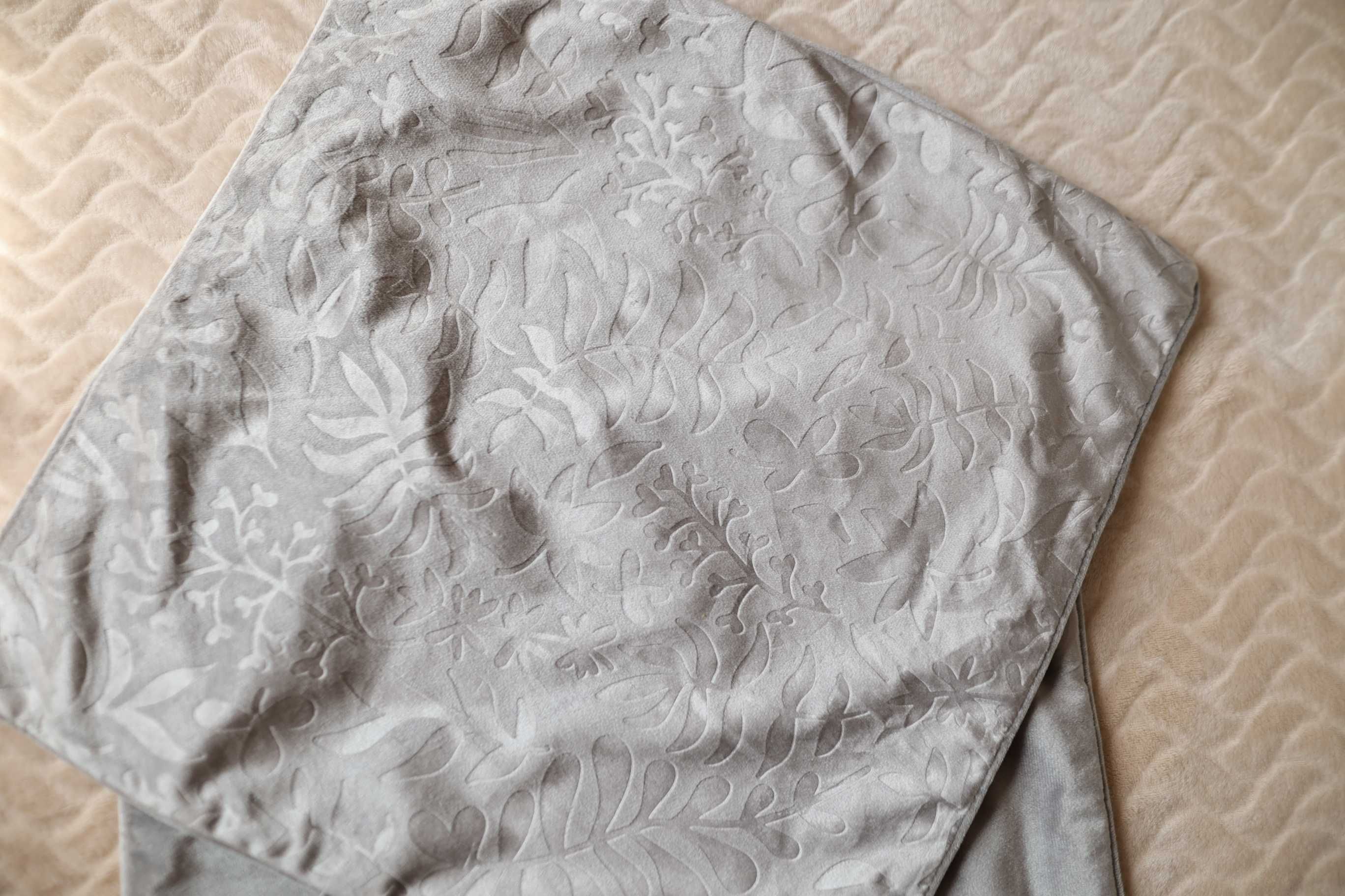 2 poszewki na poduszki szare z wytłaczanym wzorem  45 cm x 45 cm