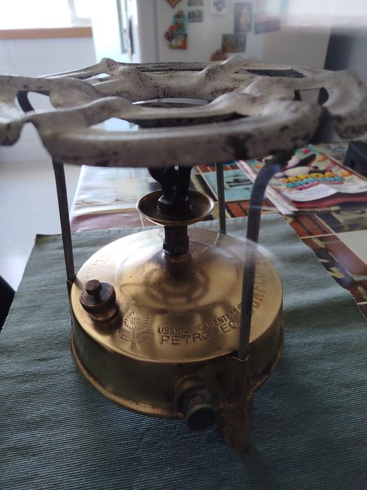 Fogão a petróleo antigo