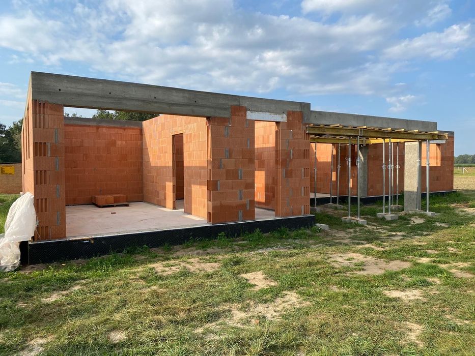 Budowanie domów, murowanie, ławy fundamentowe, stan surowy po dach