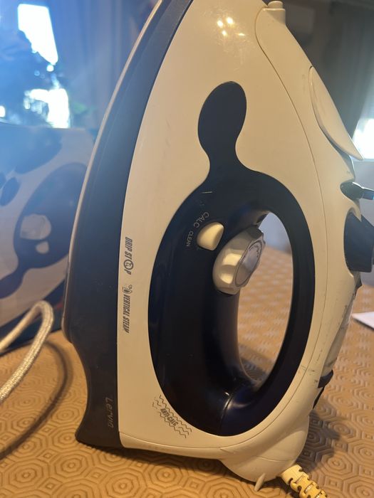 Ferro de engomar Lervia com um adaptador para ligar a tabua