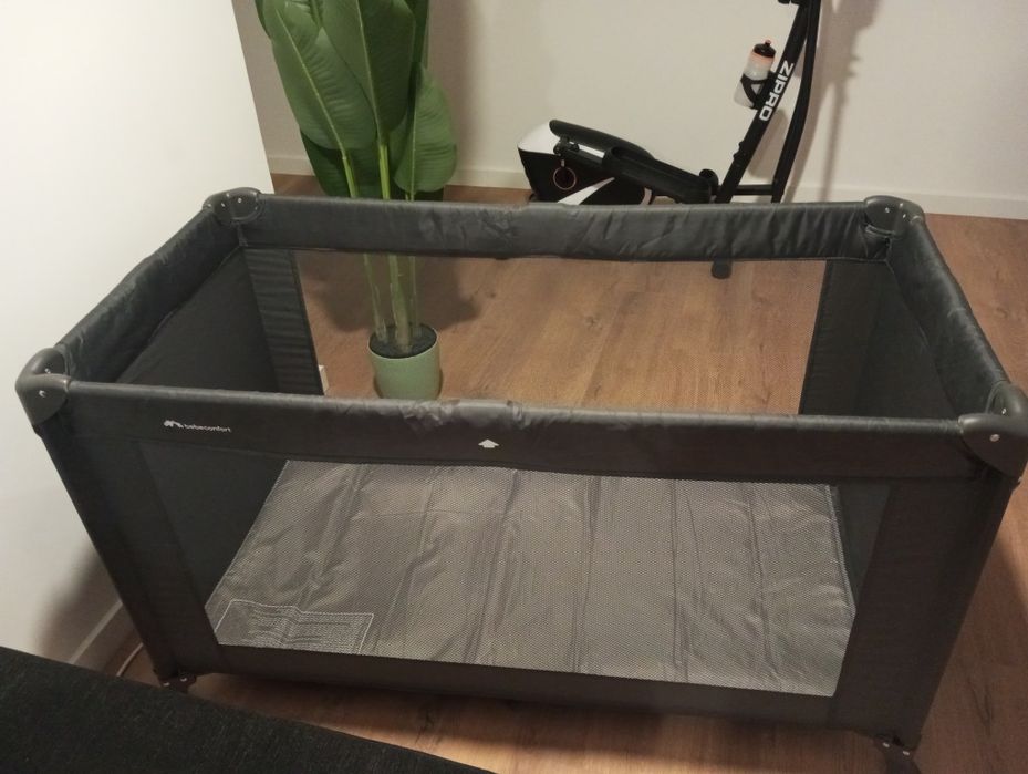 Berço portátil muito novo.