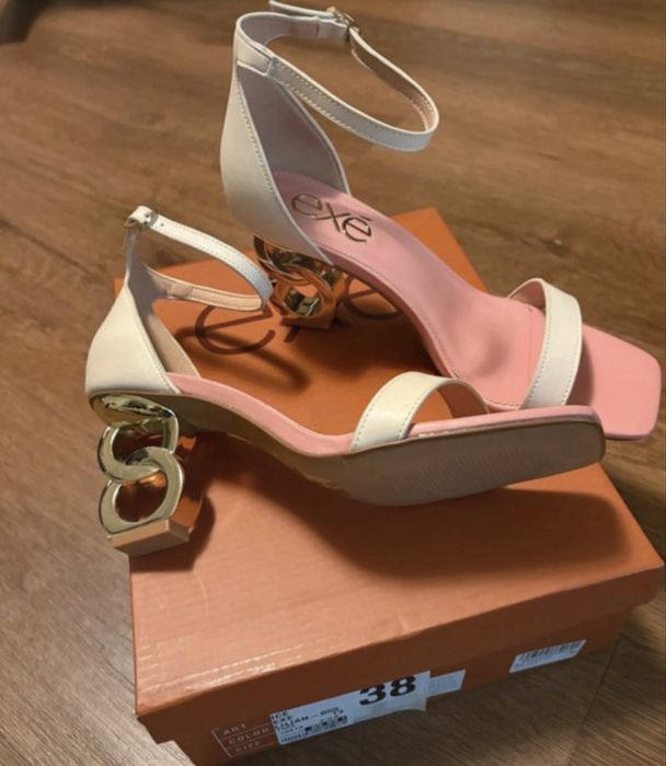 Sandálias exé em pele novas