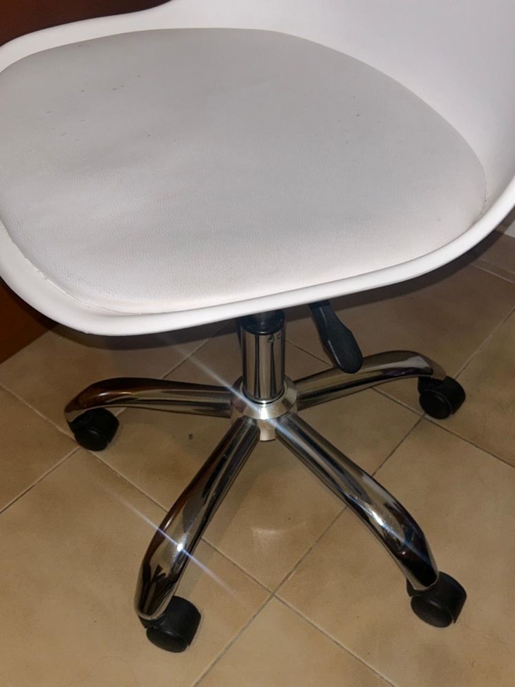 Cadeira de escritorio branca quase nova