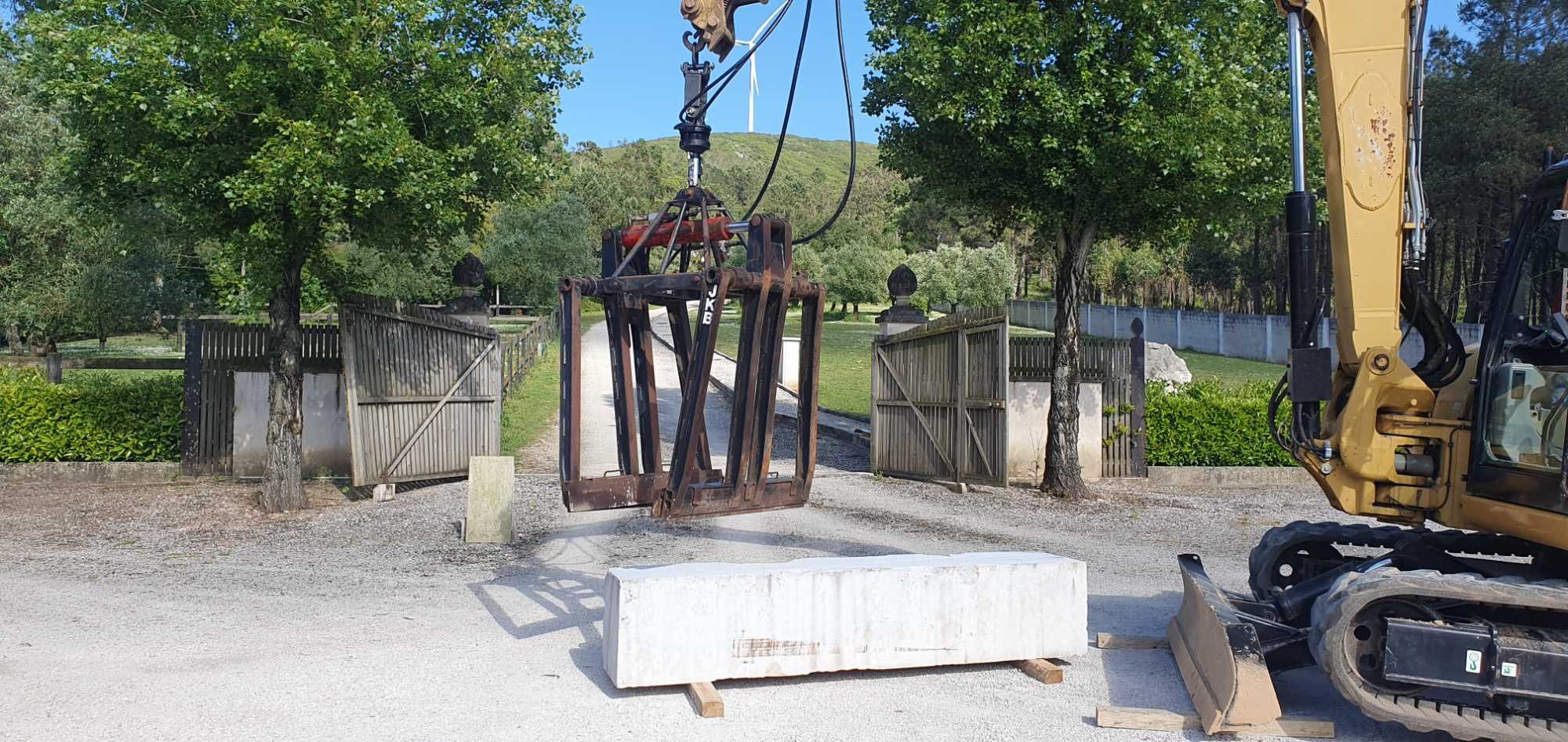 Pinça para Pedra de 3500 kg Telescópico ou Giratória