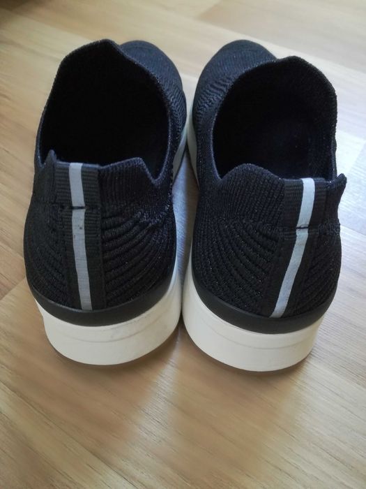 Nowe OYSHO Sport buty sportowe wsuwane