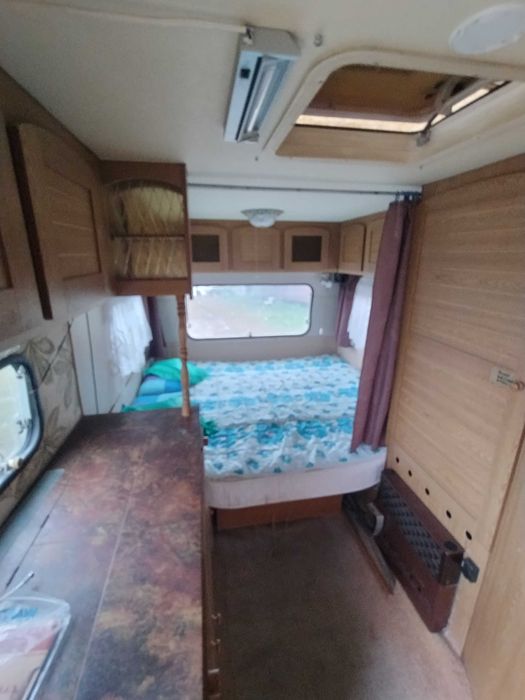 Przyczepa kempingowa Eriba. stacjonarna zimowy dach zimowy przedsionek