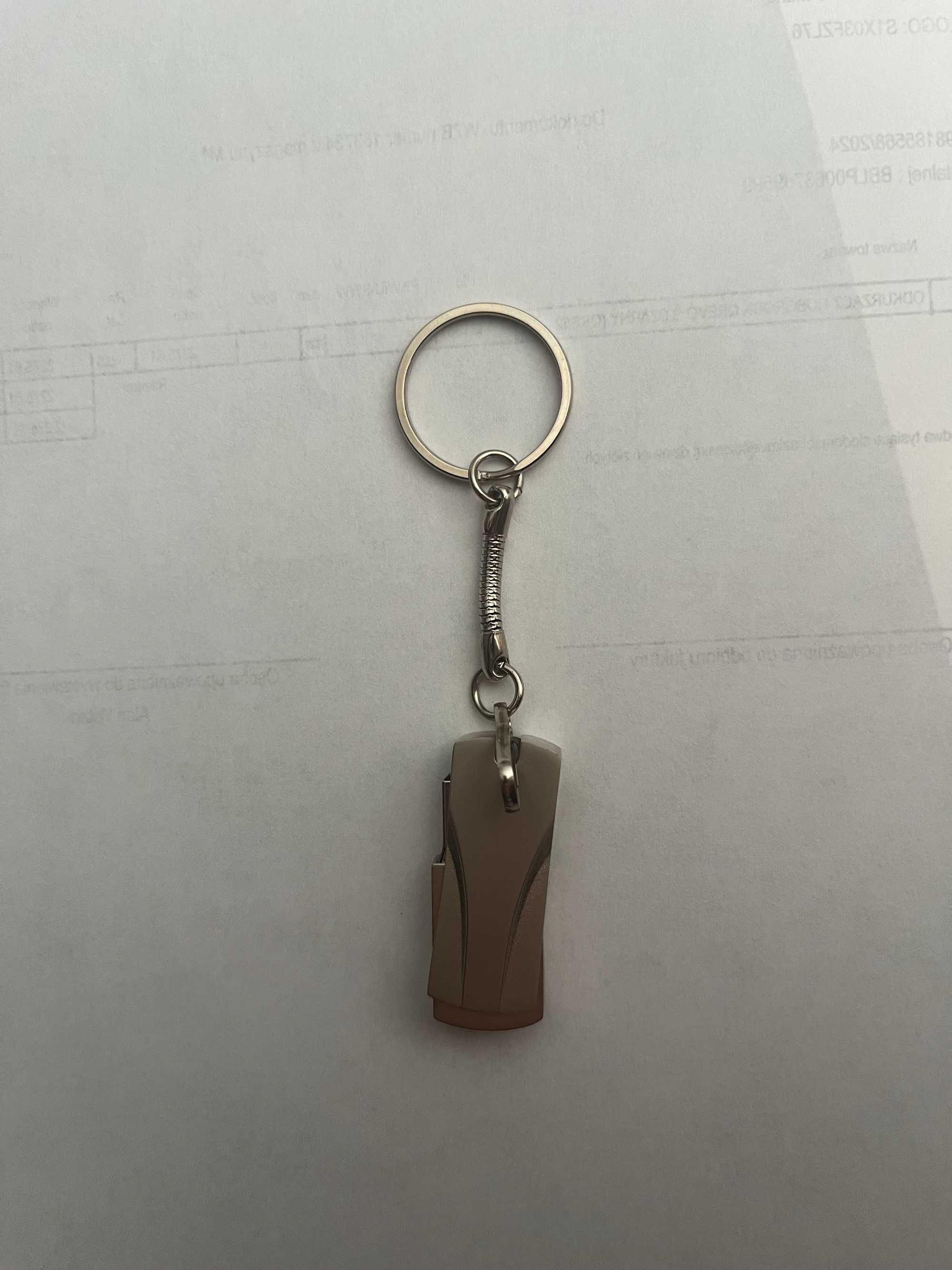 pendrive , każdy o pojemności 256gb