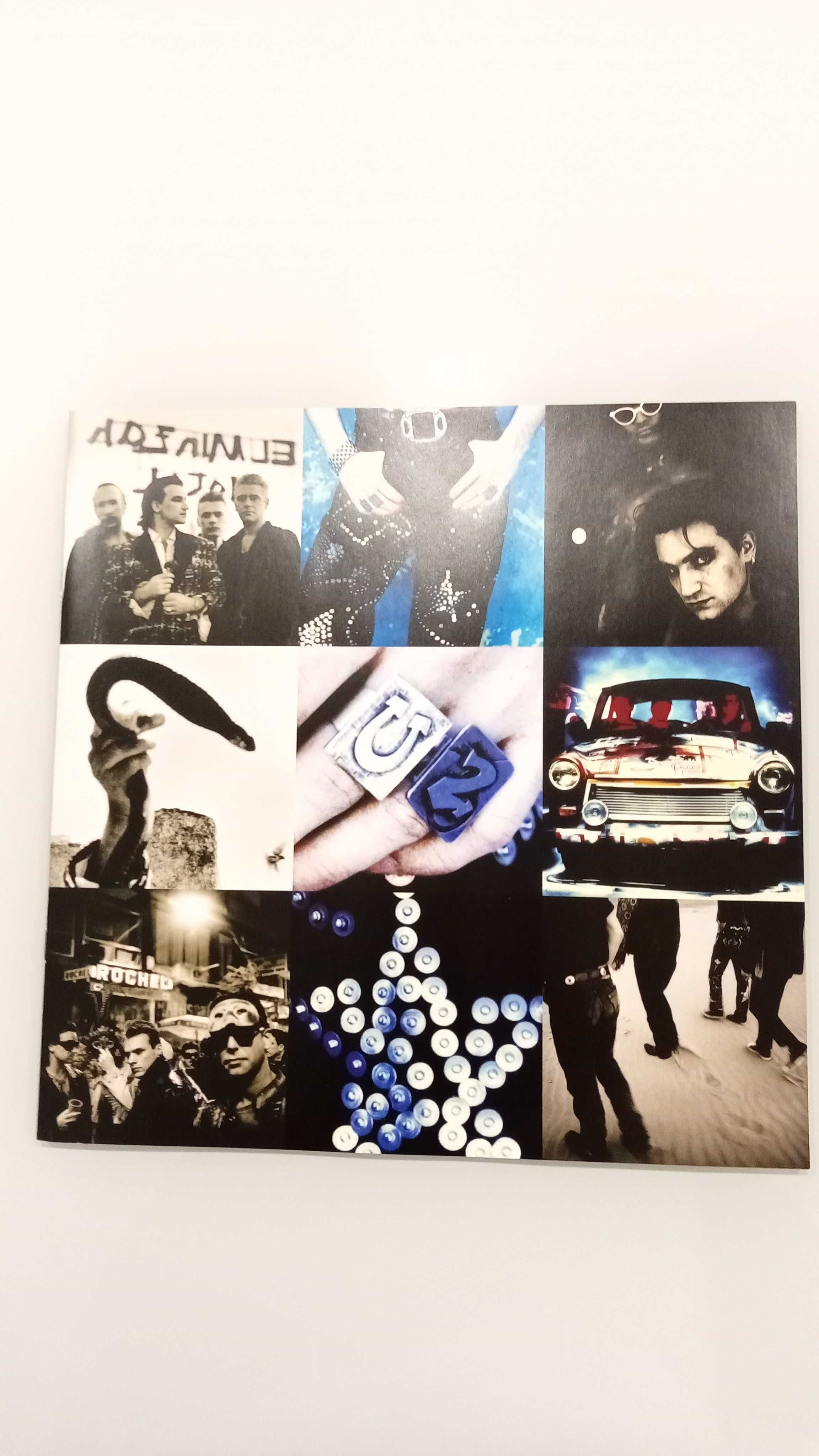 Livro Achtung Baby dos U2 com fotos e letras.